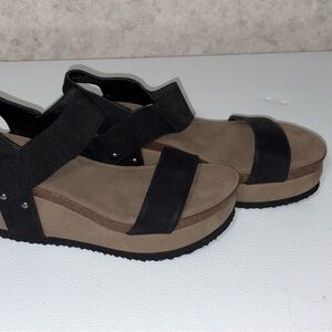 Elegant Black and Tan Platform Sandals